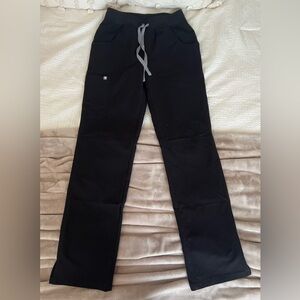 Figs Women’s Kade Cargo Scrub Pants
Black